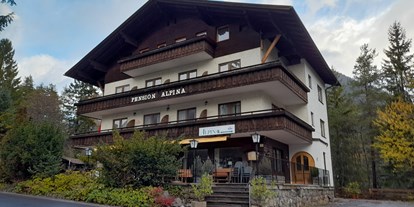 Monteurwohnung - Parkplatz: kostenlose Parkplätze in der Straße - Schweiz - Pension Alpina 