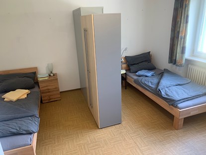 Monteurwohnung - Küche: eigene Küche - Bayern - Schlafzimmer je 2 Einzel - Betten, mit Trennwand 
 - Zimmer in Nähe Vilsbiburg