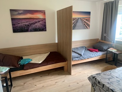 Monteurwohnung - Küche: eigene Küche - Bayern - Monteuzimmer je 2 Einzel - Betten, mitTrennwand 
, - Zimmer in Nähe Vilsbiburg