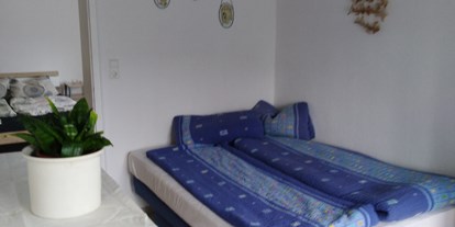 Monteurwohnung - WLAN - Ulm - Schlafzimmer 1 mit Doppelbett und Kleiderschrank   - Bettina Dietlicher