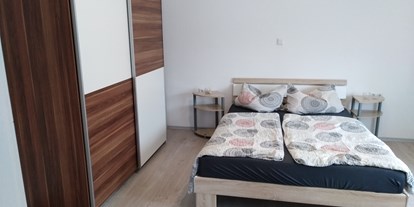 Monteurwohnung - WLAN - Ulm - Schlafzimmer 2 mit Doppelbett und 2 Kleiderschränken - Bettina Dietlicher