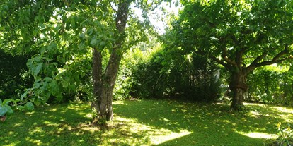 Monteurwohnung - WLAN - Ulm -  Hinterer Gartenbereich unter Apfel .-und Kirschbaum - Bettina Dietlicher