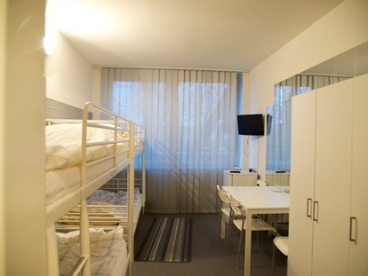 Monteurwohnung - Bettwäsche: Bettwäsche inklusive - Hamburg - Monteurunterkunft mit Etagenbetten und TV - Rose