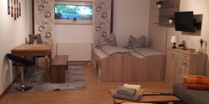 Monteurwohnung - PLZ 60486 (Deutschland) - Schlaf-, Wohn-, Essbereich. Das Doppelbett kann getrennt werden in 2 Einzelbetten - Haus Günther 