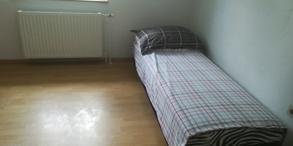 Monteurwohnung - PLZ 8053 (Österreich) - Schlafzimmer mit Einzelbett. - Ruhiges Gästehaus im Grünen