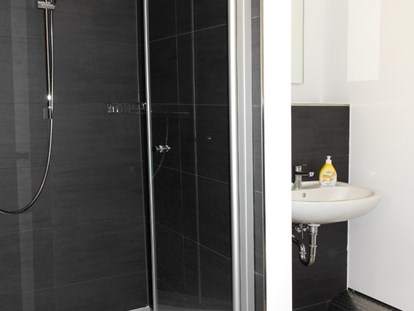Monteurwohnung - Zimmertyp: Mehrbettzimmer - Niedersachsen - eine von zwei Bädern mit Dusche, WC und Waschbecken - Voll möblierte Monteur- und Gästezimmer, Pension