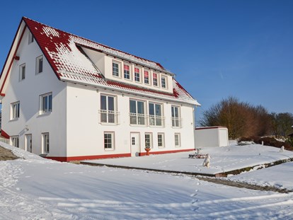 Monteurwohnung - Zimmertyp: Mehrbettzimmer - Niedersachsen - Haus Seitenansicht mit Parkplätzen - Apartment Haus am Grün