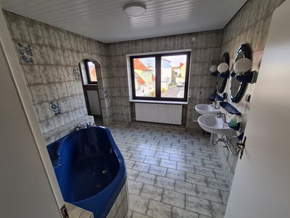 Monteurwohnung - Zimmertyp: Doppelzimmer - Hessen Süd - es sind 3 Bäder vorhanden in Seligenstadt auf zwei Stockwerken - Haus Herberge am Waldrand 