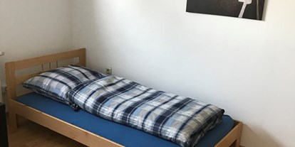 Monteurwohnung - Köln - Schlafzimmer 1 Seitenbild - Palms Zimmer