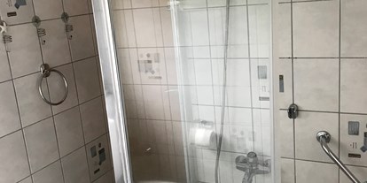 Monteurwohnung - Köln - Badewanne mit Duschwand - Palms Zimmer