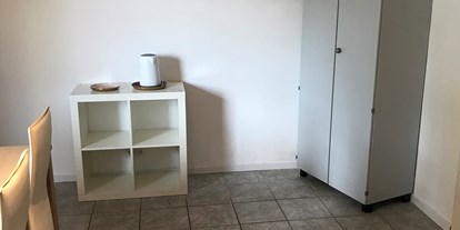 Monteurwohnung - Köln - Freifläche mit Wasserkocher und zweiter Mikrowelle - Palms Zimmer