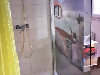 Monteurwohnung - Badezimmer: Gemeinschaftsbad - Region Schwaben - Dusche - Monteurzimmer im Höfle
