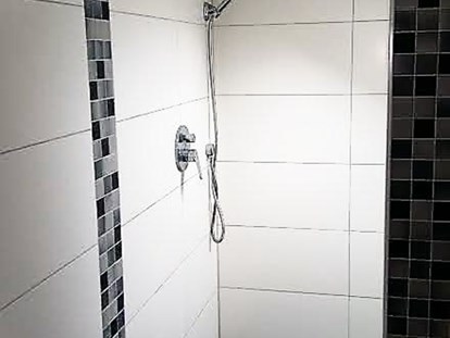 Monteurwohnung - TV - Region Schwaben - begehbare Dusche im Bad - Monteurzimmer im Höfle
