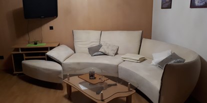 Monteurwohnung - WLAN - Hessen Süd - gemütliche moderne Couch und Flachbildfernseher - Ferienwohnung Mika 1km von Bad Marienberg
