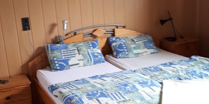 Monteurwohnung - Haiger - Schlafzimmer mit Doppelbett - Ferienwohnung Mika 1km von Bad Marienberg