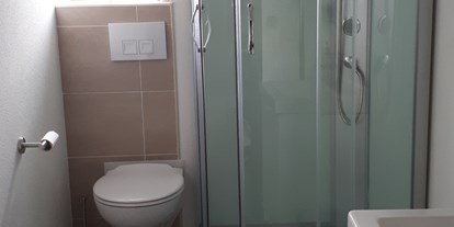 Monteurwohnung - Zimmertyp: Doppelzimmer - Hessen Süd - neues modernes Tageslichtbad mit Dusche, WC und Waschtisch - Ferienwohnung Mika 1km von Bad Marienberg