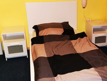 Monteurwohnung - Schwetzingen - Doppelzimmer mit Einzelbett, Fernseher, Wifi bzw. Wlan, Kühlschrank Dusche und WC - Pension Vanessa Kronau