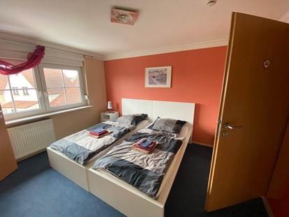Monteurwohnung - Doppelzimmer mit Einzelbett, Fernseher, Wifi bzw. Wlan, Kühlschrank Dusche und WC - Pension Vanessa Kronau