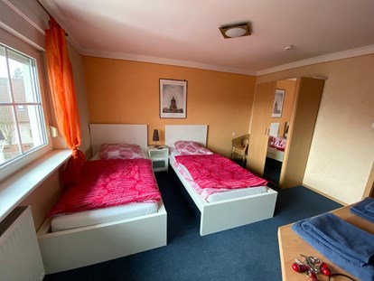Monteurwohnung - Schwetzingen - Doppelzimmer mit Einzelbett, Fernseher, Wifi bzw. Wlan, Kühlschrank Dusche und WC - Pension Vanessa Kronau