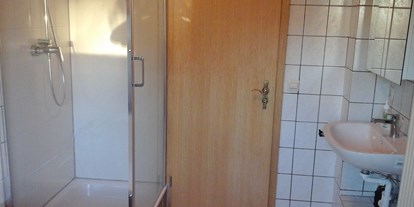 Monteurwohnung - Küche: Küchenmitbenutzung - Stuttgart / Kurpfalz / Odenwald ... - Bad mit Wanne und Dusche W3 Zimmer 7,8 und 9.. W2  Zimmer 10 und 11 hat nur eine Dusche - Haus Johann