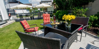 Monteurwohnung - TV - Hessen - Garten und Terrasse mit Tisch und Stühlen für alle Gäste - Apartmenthaus & Ferienwohnungen Horster