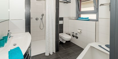 Monteurwohnung - Einzelbetten - Hessen Süd - Moderne, frische Duschbäder mit Handtüchern. - Apartmenthaus & Ferienwohnungen Horster