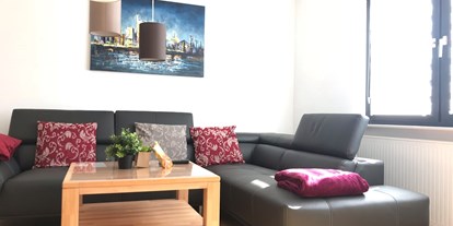 Monteurwohnung - Haiger - Wohnzimmer mit Couch und Couchtisch - Ferienhaus Tim