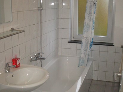 Monteurwohnung - Badezimmer: eigenes Bad - Monteurzimmer Ferienwohnung Kassel Zentrum