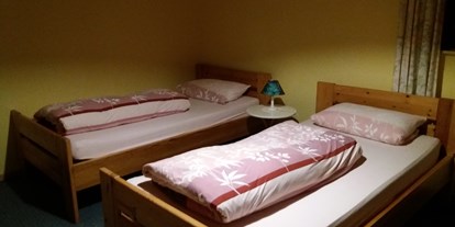 Monteurwohnung - Einzelbetten - Hessen - Schlafzimmer, 3 Betten - Ferienwohnung Schmitt Abtsteinach