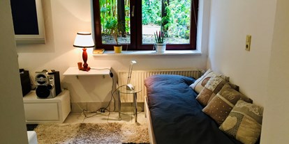 Monteurwohnung - Badezimmer: eigenes Bad - Bremen - Ferienwohnung1 Separates Bett im Wohnzimmer  - Haus Silke