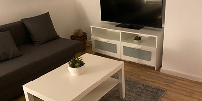 Monteurwohnung - Lingen - Wohnzimmer mit Fernseher - Appartement Sütthoff
