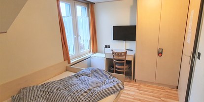 Monteurwohnung - Bettwäsche: Bettwäsche inklusive - Schweiz - Einzelzimmer mit eigener Dusche und WC - Hotel Sonne Boardinghouse