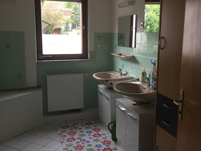 Monteurwohnung - Badezimmer: Gemeinschaftsbad - Bad OG - Nicole's Privatzimmer Vermietung