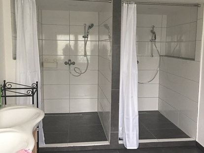 Monteurwohnung - Badezimmer: Gemeinschaftsbad - Duschen Bad EG - Nicole's Privatzimmer Vermietung