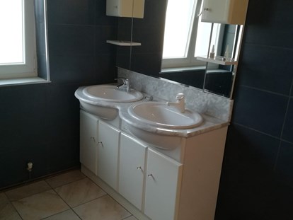 Monteurwohnung - Niederösterreich - Badezimmer mit zwei Waschbecken der Monteurwohnung in Vösendorf in der Nähe von Wien. - ZIMMER VÖSENDORF