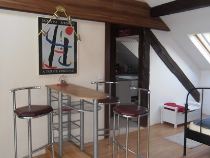 Monteurwohnung - WLAN - Hessen Süd - Barhocker mit Tisch der Monteurwohnung in Runkel an der Lahn. - Dach-Studio Runkel