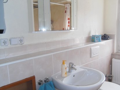 Monteurwohnung - Badezimmer: eigenes Bad - Hessen - Badezimmer mit Waschbecken und WC in Runkel an der Lahn. - Dach-Studio Runkel