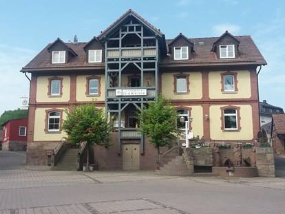 Monteurwohnung - TV - Hessen Süd - Außenansicht unseres Hauses mit Biergarten. Innenhof liegt hinten links - Ferienwohnung "Wohnglück" im Gasthaus "Zur Krone"