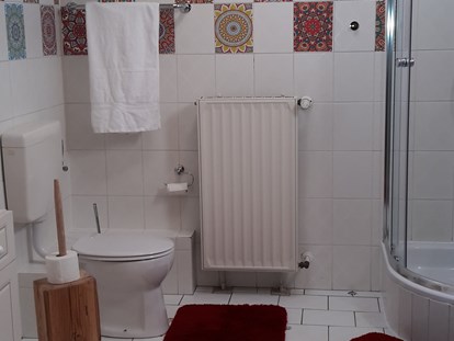 Monteurwohnung - Einzelbetten - Hessen - Beispiel Bad mit Dusche, WC  , Waschmaschine und 2 Waschbecken - Ferienwohnung "Wohnglück" im Gasthaus "Zur Krone"