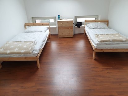 Monteurwohnung - Kühlschrank - Nordrhein-Westfalen - Schlafzimmer mit Einzelbetten für Handwerker - Handwerker Bauarbeiter Monteurzimmer