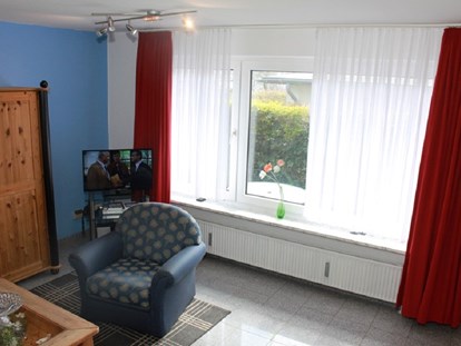 Monteurwohnung - Badezimmer: Gemeinschaftsbad - Wohnzimmer mit TV - Wohnung 1- 4