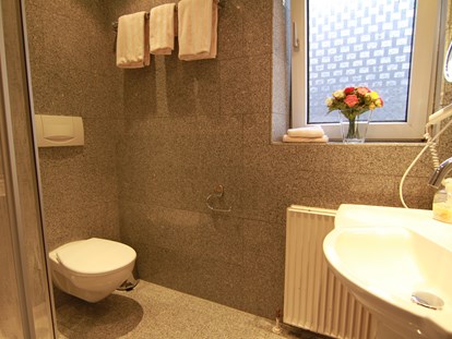 Monteurwohnung - Badezimmer: Gemeinschaftsbad - Badezimmer - Wohnung 1- 4