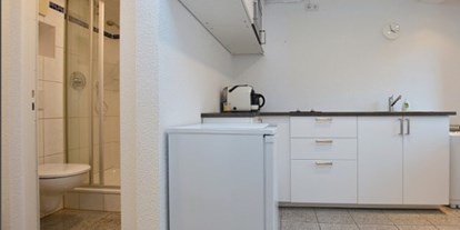 Monteurwohnung - Stuttgart - Küche und Badezimmer - Krummenackerstraße