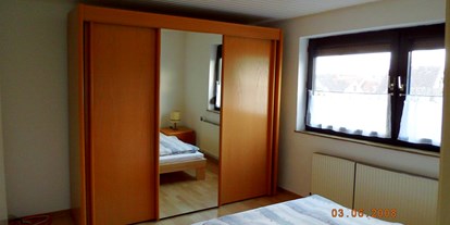 Monteurwohnung - WLAN - Bremen - 1 Schlafzimmer 3 Meter Schrank   - Monteurwohnung  Trostmann  Drei Zimmer Wohnung Möbliert zwei Schlafzimmer  im Privathaus