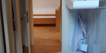 Monteurwohnung - Badezimmer: eigenes Bad - Bremen - Duschbad Waschbecken   Raum Größe ca 2,5 m² - Monteurwohnung  Trostmann  Drei Zimmer Wohnung Möbliert zwei Schlafzimmer  im Privathaus