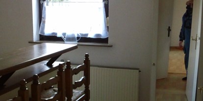 Monteurwohnung - Zimmertyp: Einzelzimmer - Bremen - Küche mit Teke drei Hocker  und Hoch schrank - Monteurwohnung  Trostmann  Drei Zimmer Wohnung Möbliert zwei Schlafzimmer  im Privathaus