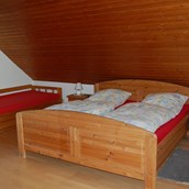 Monteurzimmer - Ehebett mit Beistellbett im Hanspeterhof. - Hanspeterhof
