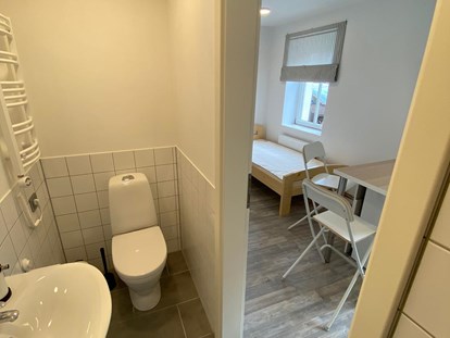 Monteurwohnung - Badezimmer: eigenes Bad - Monteurzimmer in der Stadtzentrum Zörbig - 06780