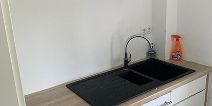 Monteurwohnung - Balkon - Stuttgart - Küche mit Geschirrspüler - Zimmer in Leonberg 