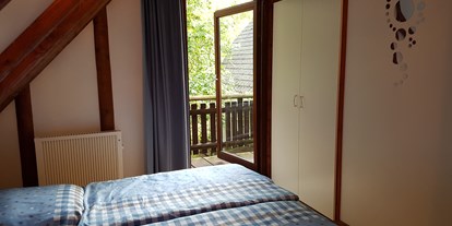 Monteurwohnung - TV - Hessen - oberes Schlafzimmer mit Doppelbett - Ferienhaus Tindy am Silbersee
